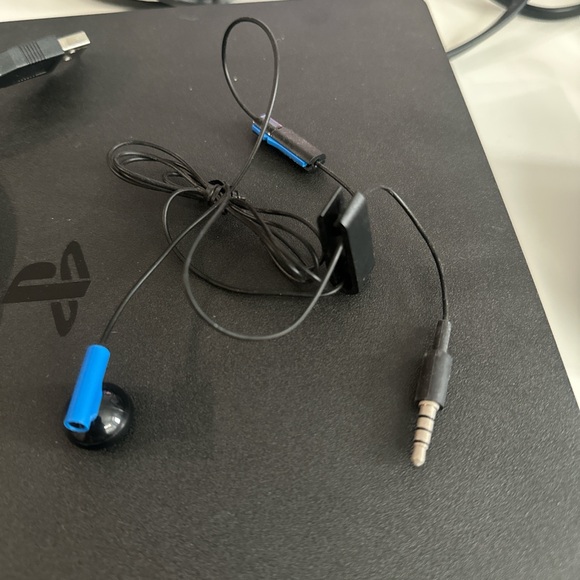 PS4 - Picture 3 of 3